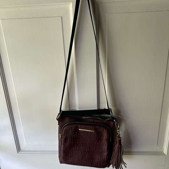 Steve Madden crossbody burgundy with adjustable shoulder strap - Picture 4 of 4